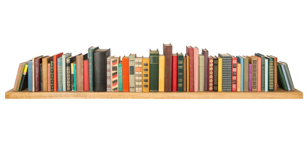 Bücher auf einem Bücherbrett